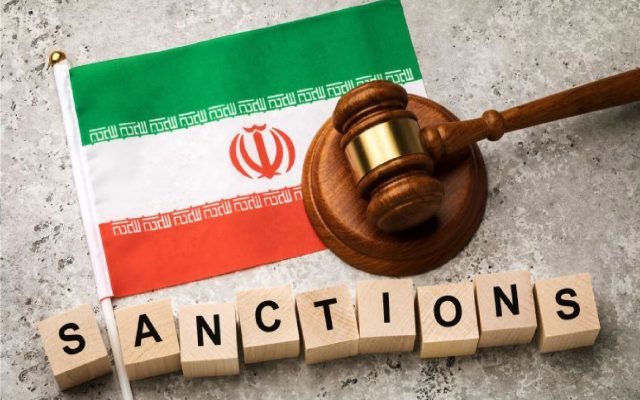 امضای قانون ضدایرانی جدید توسط ترامپ از نگاه الجزیره | این قانون به آمریکا اجازه می‌دهد شرکت‌ها و افراد خارجی دخیل در معاملات خاص با بخش انرژی ایران را هدف قرار دهد