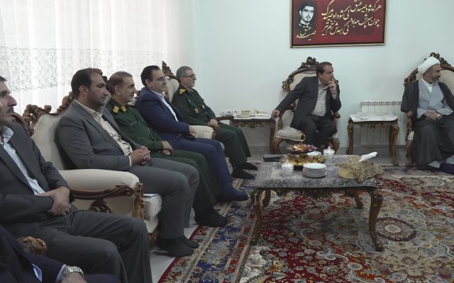 خانواده شهدا؛ میزبان مسئولان ایلام در هفته دفاع مقدس
