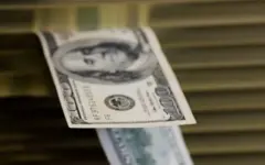 قیمت دلار دوباره بالا رفت؛ دلار ۲۳۵ هزار تومان، یورو ۱۰ هزار تومان گران‌تر شد