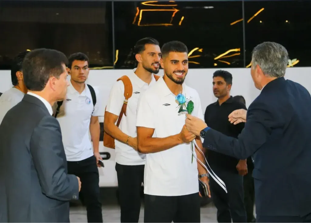 آبی‌ها با لبخند وارد هتل شدند/ استقبال گرم اصفهانی‌ها از استقلال(عکس)