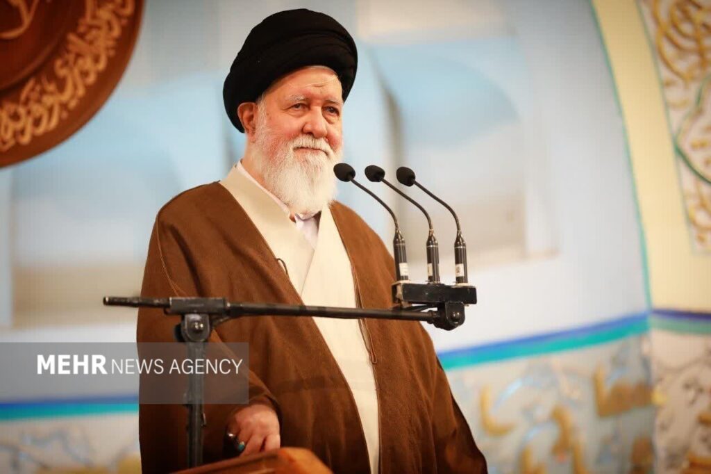 توصیه به امام جمعه مشهد: جایگاه روحانیت را رعایت کنید، بیش از این برای خودتان دافعه نتراشید