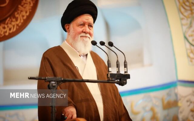 توصیه به امام جمعه مشهد: جایگاه روحانیت را رعایت کنید، بیش از این برای خودتان دافعه نتراشید