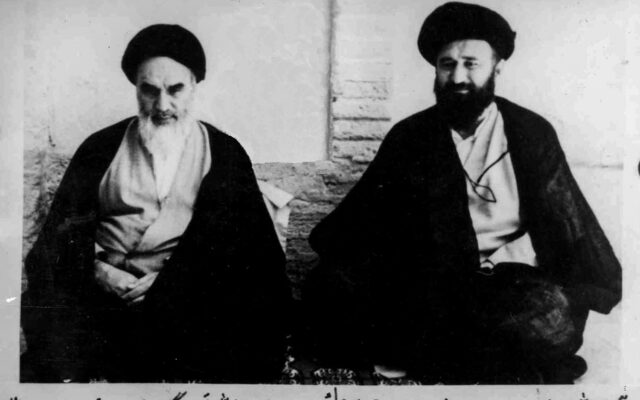 فیلم حضور امام خمینی(س) در کنار مزار فرزندشان شهید سید مصطفی خمینی