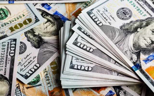 از معافیت ۳۰۰۰ دلاری کیش تا خودروهای لوکس؛ دوگانگی در سیاست ارزی؟