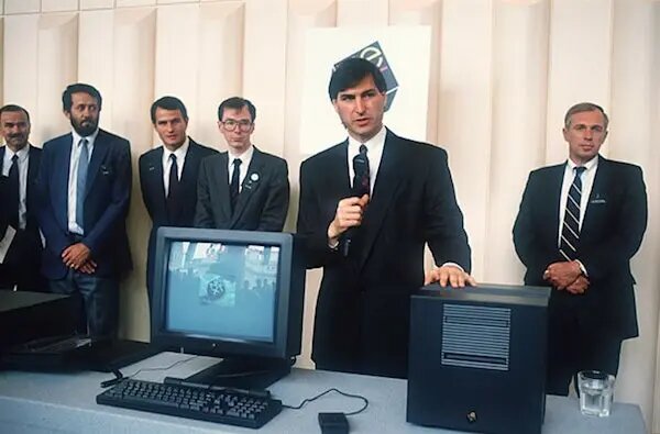 قرارداد مخفی CIA با استیو جابز / سازمان اطلاعات آمریکا به نجات «نکست» کمک کرد