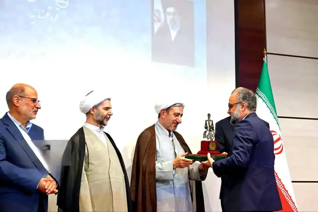 رئیس کل دادگستری اردبیل، اعطای نشان شایستگی و لیاقت قوه قضائیه به دادستان مرکز استان را تبریک گفت