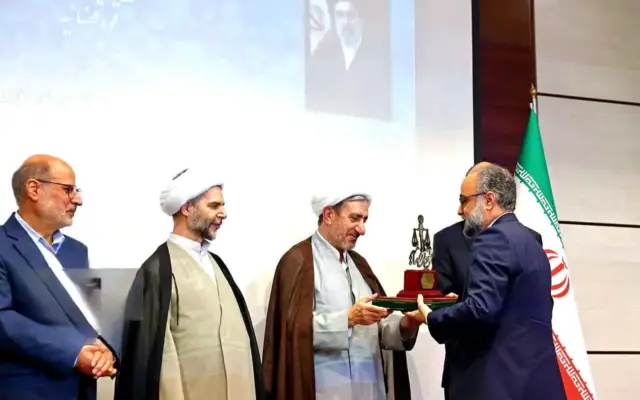 رئیس کل دادگستری اردبیل، اعطای نشان شایستگی و لیاقت قوه قضائیه به دادستان مرکز استان را تبریک گفت