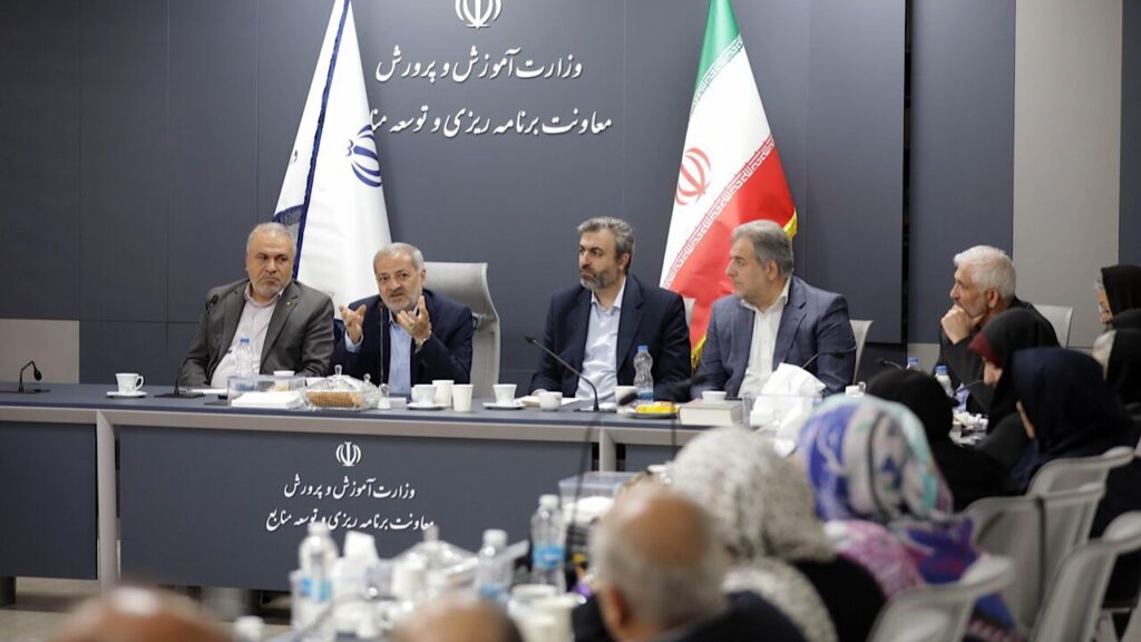 منافع فرهنگیان در صندوق ذخیره باید به معلمان برسد