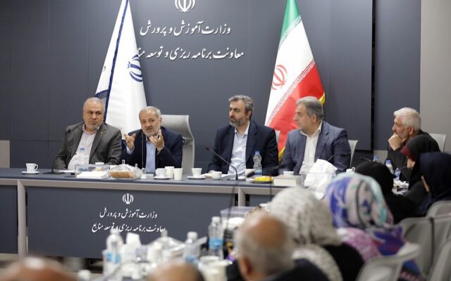 منافع فرهنگیان در صندوق ذخیره باید به معلمان برسد