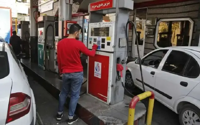 ۵۰ لیتر بنزین ۱۰ هزار تومانی به کارت سوختهای شخصی ۵ استان اضافه شد / با اجرای این طرح، کارتهای سوخت اضطراری از جایگاههای این استانها جمعآوری خواهند شد