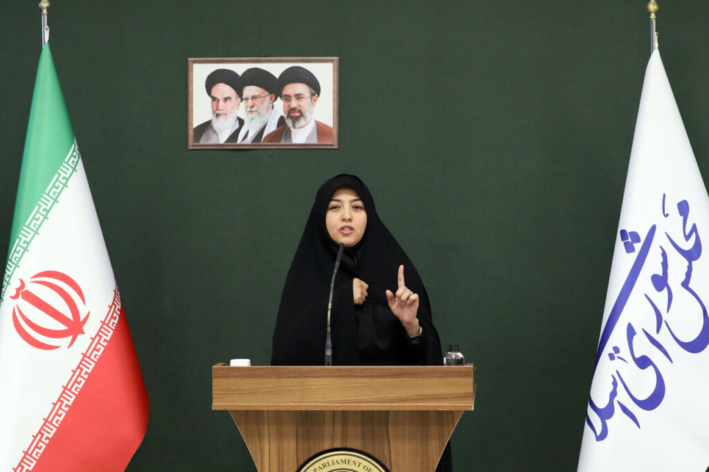 گزارش کمیسیون صنایع در مورد صلاحیت وزیر پیشنهادی دفاع