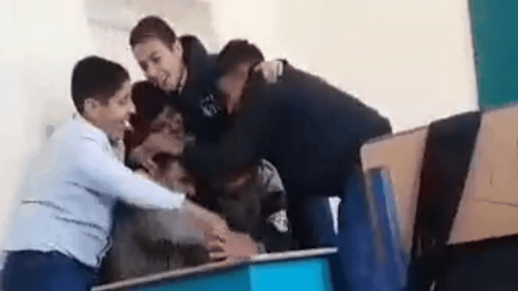 ماجرای انتشار فیلم قدیمی کتک خوردن یک معلم چه بود؟