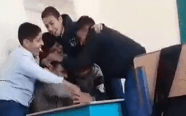 ماجرای انتشار فیلم قدیمی کتک خوردن یک معلم چه بود؟