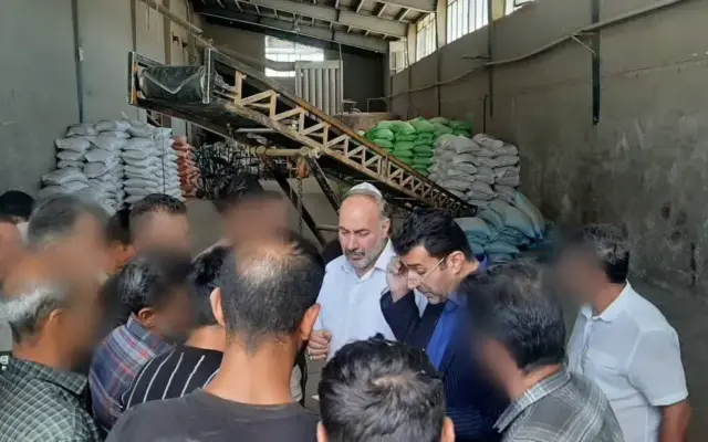 رسیدگی حضوری به مسائل قضایی زندانیان شاغل در کارخانه تولید خوراک دام و طیور همدان