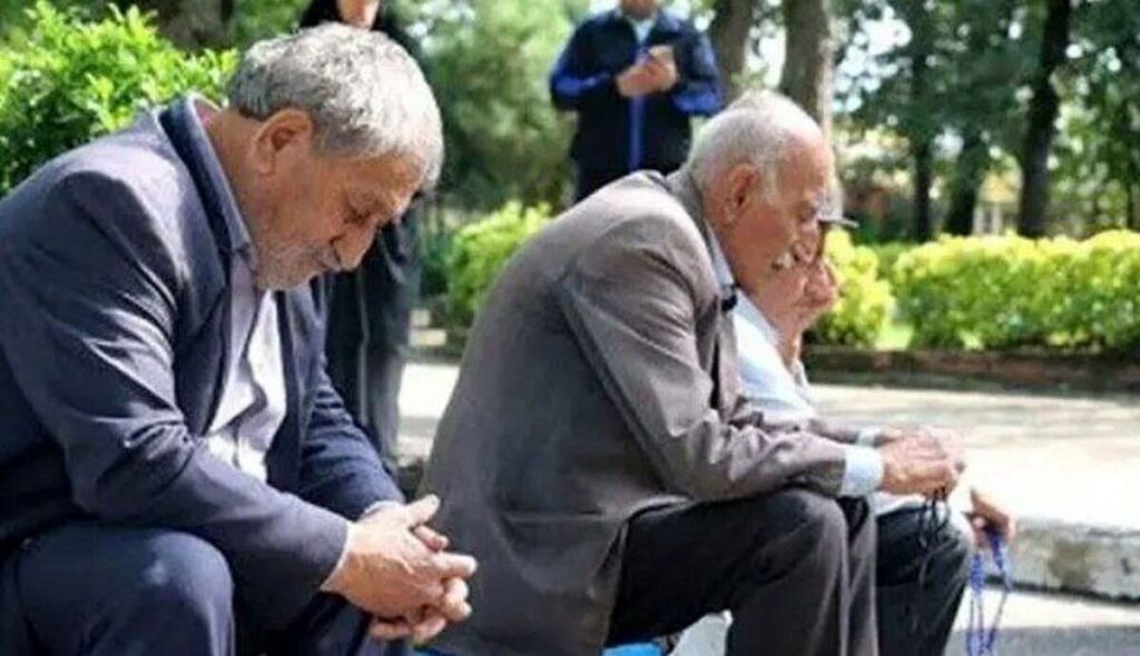 سرپرست تامین‌اجتماعی: یک‌ونیم میلیون نفر در یک سال گذشته از بازار کار خارج شده‌اند/ ماهانه ۷ هزار میلیارد تومان بیمه بیکاری پرداخت می‌شود