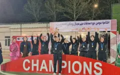 کردستان بر بام مینی‌فوتبال بانوان المپیاد پرچم ایستاد