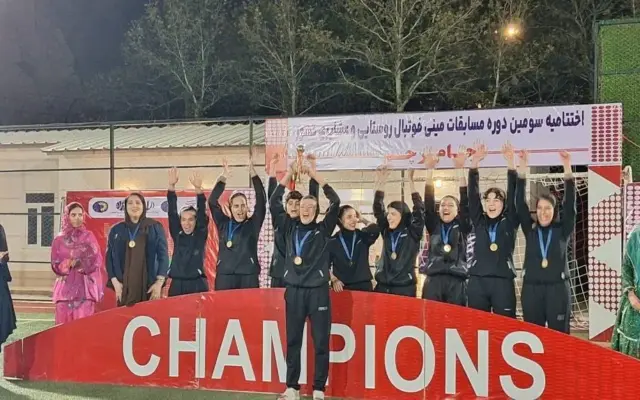 کردستان بر بام مینی‌فوتبال بانوان المپیاد پرچم ایستاد