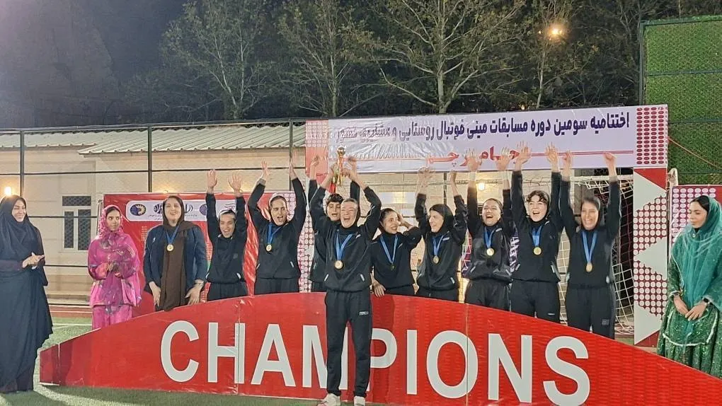 کردستان بر بام مینیفوتبال بانوان المپیاد پرچم ایستاد