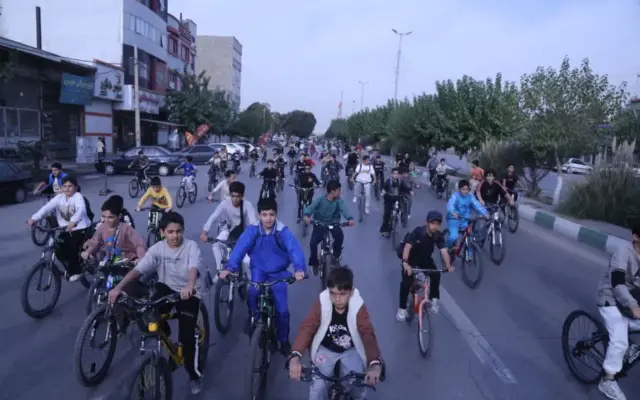 همایش دوچرخه‌سواری ۶۰۰ ورزشکار آبیکی با شعار «آبیک، شهر دوستدار دوچرخه»