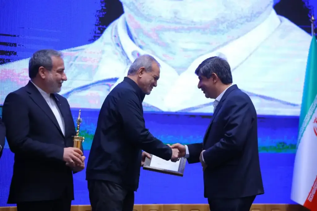 پزشکیان نشان صادرکننده ممتاز ملی را به مدیرعامل فولاد مبارکه اعطا کرد