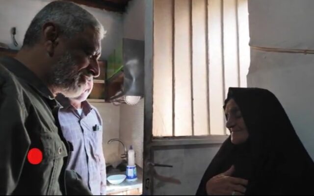 دیدار دریادار عظمایی با خانواده شهدای جزیره هرمز