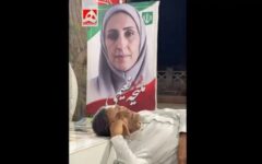 روایت یک عکس تلخ از آرامگاه میناب | پدری که هر روز سر بر خاک دخترش می‌گذارد