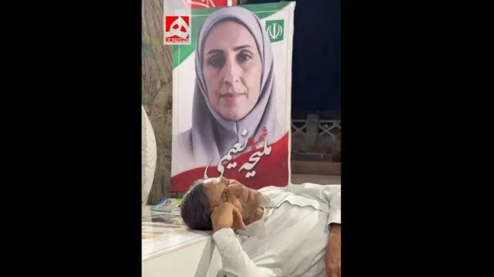 روایت یک عکس تلخ از آرامگاه میناب | پدری که هر روز سر بر خاک دخترش می‌گذارد