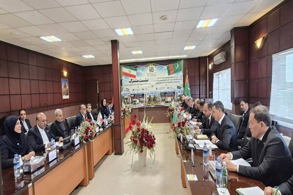 توافق ایران و ترکمنستان برای تردد روزانه ۷۰۰ کامیون از مرز سرخس