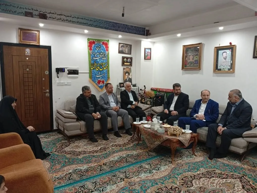 تکریم خانواده‌های شهدای اوین توسط رئیس سازمان زندان‌ها