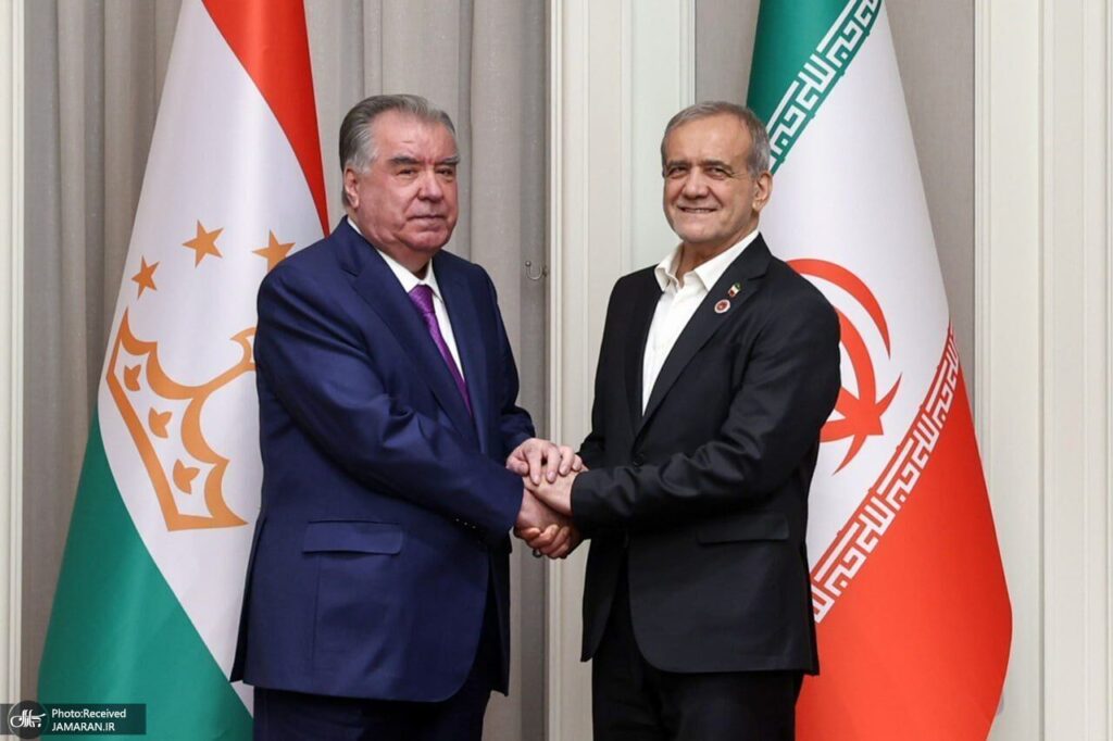 تاجیکستان بر تقویت روابط دوستانه با ایران تأکید کرد؛ رایزنی پزشکیان و امامعلی رحمان در حاشیه اجلاس منطقه‌ای