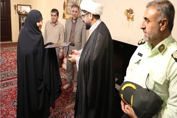 تکریم مسئولان دانشگاه لرستان از مادر شهید «سیدنادر جهان‌بخت»