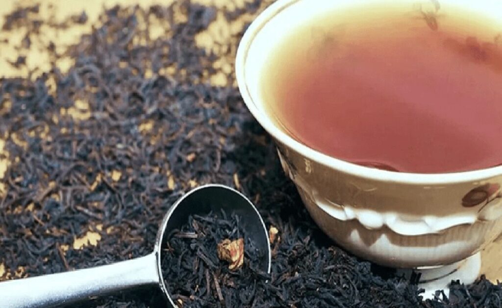 اتفاق عجیب در بازار چای/ هر کیلو چای ایرانی به قیمت 2 دلار صادر می‌شود و چای خارجی را 6 دلار می‌خریم!