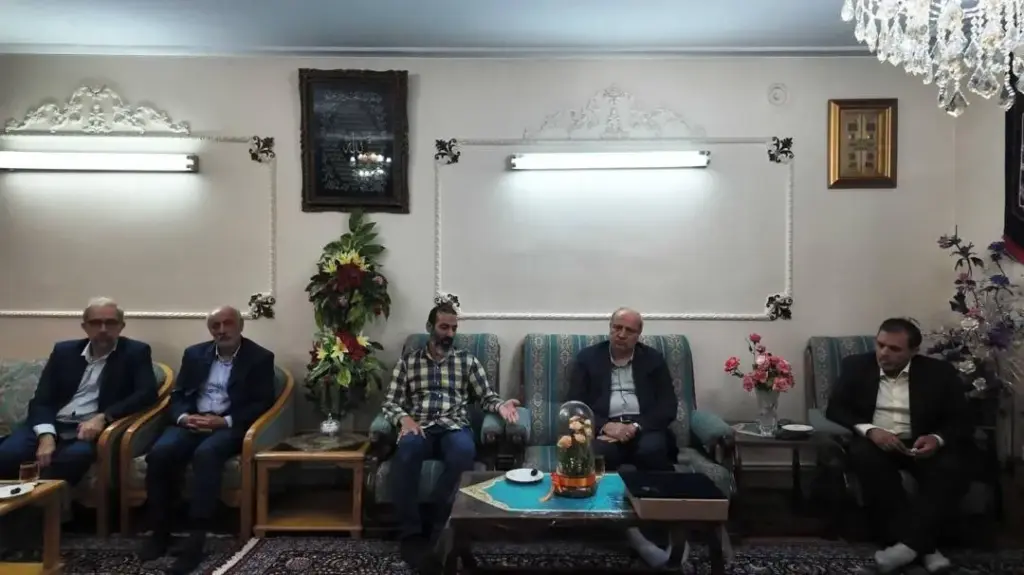 دیدار معاون وزیر ورزش با خانواده شهیدان ورزشکار فاطمه و فائزه محمدی نصرآبادی