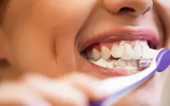 قبل از صبحانه مسواک نمی‌زنید؟ ۳ خطری که سلامت دندان‌هایتان را تهدید می‌کند
