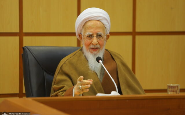 آیت‌الله جوادی آملی: جامعه را با گفت‌وگوی عالمانه و اخلاقی از اختلاف دور کنیم