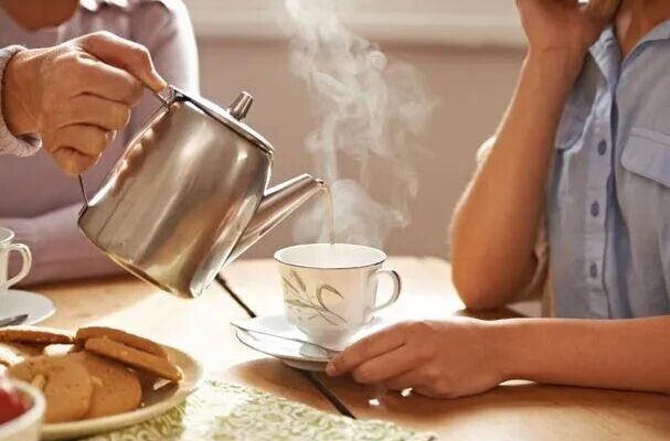 چای شبانه چه بلایی سر خواب می‌آورد؟ ۷ باور رایج درباره چای