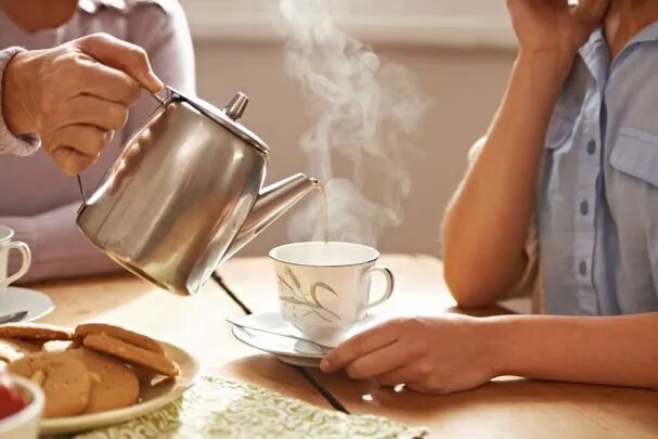 چای شبانه چه بلایی سر خواب میآورد؟ ۷ باور رایج درباره چای