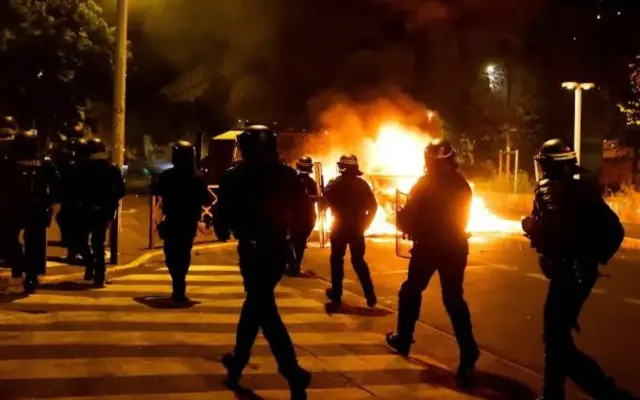 پاریس درپی تشکیل واحد بحران؛ افزایش شمار معترضان بازداشت‌شده به ۲۴۰۰ نفر
