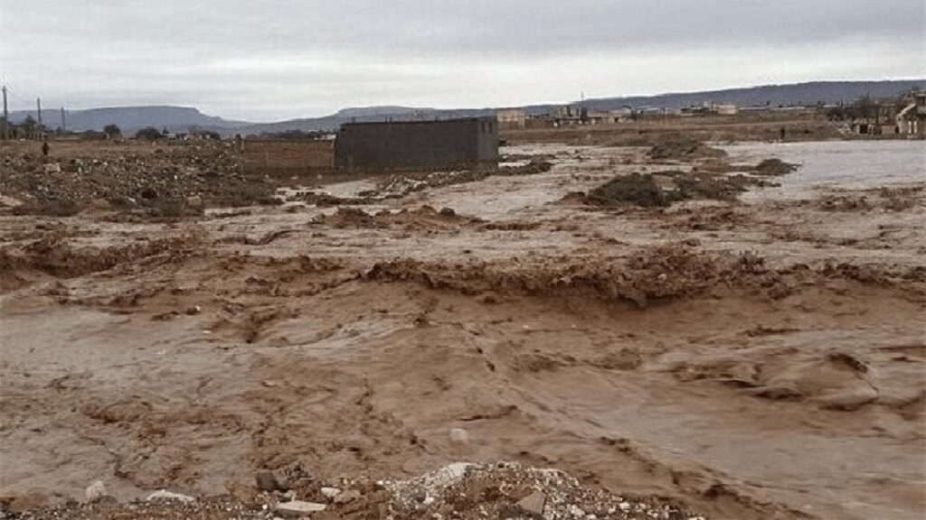بسته شدن مسیر فرعی بیژنآباد - قلعهگنج در جنوب کرمان بر اثر بارش شدید باران