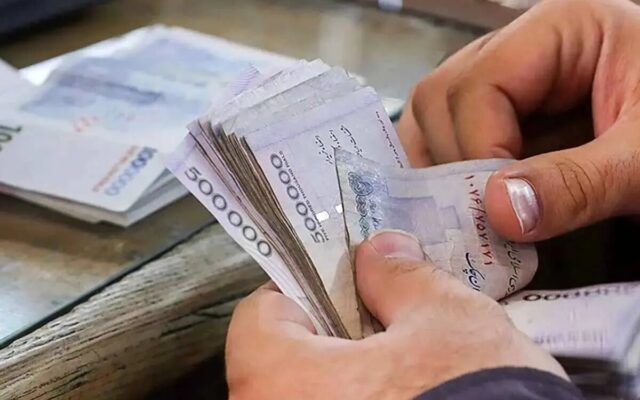 اعتراض کارگران به وعده ترمیم مزد/ با این حقوق نمی‌شه یک هفته سر کرد/ فقط حرف و وعده و شعار می‌دهید