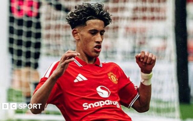 Gabriel in Man Utd team photo but no hint of reconciliation