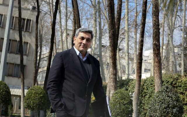 حناچی: اگر مدیریت شهری در مسیر نادرست قدم برندارد، می‌تواند مانع رشد قیمت مسکن و اجاره‌بها شود | اعطای غرفه در میادین میوه‌وتره‌بار به مزایده تبدیل شده است