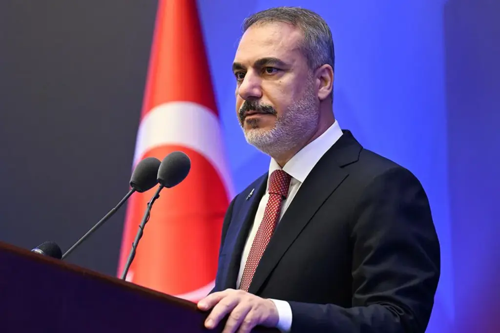 وزیر خارجه ترکیه خواستار تضمین آزادی کشتیرانی در تنگه هرمز شد