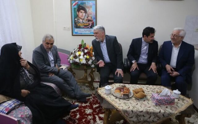 وزیر فرهنگ و ارشاد اسلامی با خانواده شهید احمد گریوانی دیدار کرد