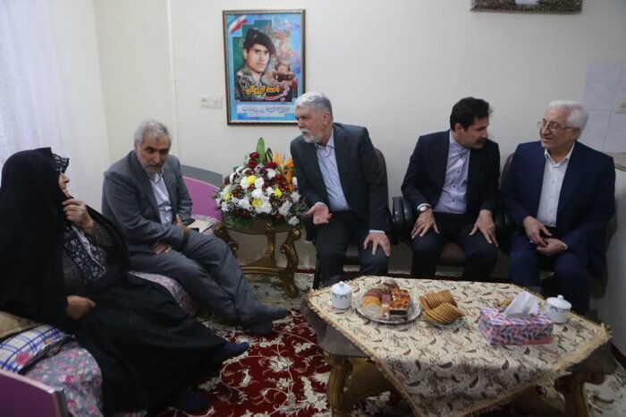 وزیر فرهنگ و ارشاد اسلامی با خانواده شهید احمد گریوانی دیدار کرد