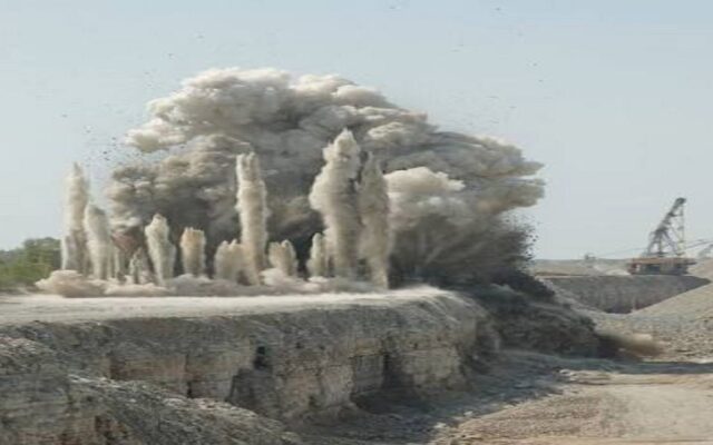 دومین انفجار معدن کوهی کهک با هدف استخراج حدود ۴۰ هزار تن مصالح سنگی