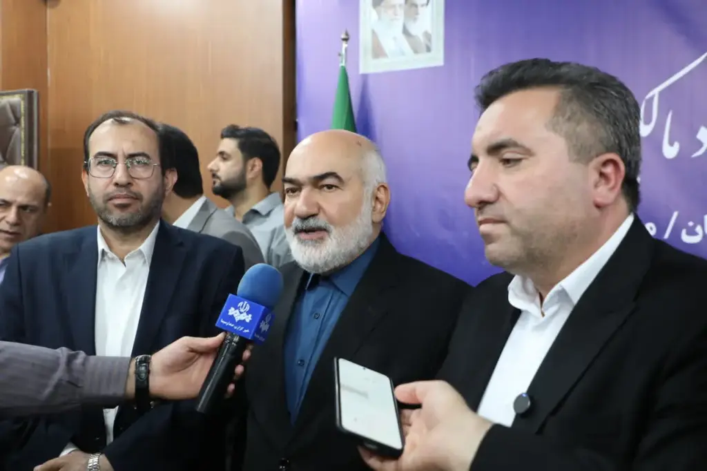 پایان اختلاف های مالکیتی ۷۰ ساله در خوزستان با صدور اسناد رسمی / استاندار: همکاری دستگاه‌های اجرایی و قضایی گره‌گشای مشکل های مالکیتی مردم است
