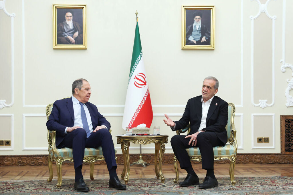 پزشکیان: ایران هیچ اختلاف بنیادینی با کشورهای منطقه ندارد/ پایگاه‌های نظامی آمریکا در منطقه جز تنش و ناامنی ثمری ندارند
