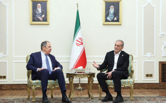 پزشکیان: ایران هیچ اختلاف بنیادینی با کشورهای منطقه ندارد/ پایگاههای نظامی آمریکا در منطقه جز تنش و ناامنی ثمری ندارند