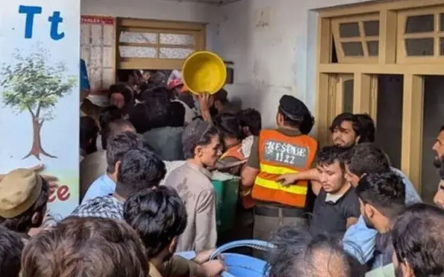 سقف یک مدرسه در پیشاور پاکستان ریخت / ۳۰ دانش‌آموز کشته شدند
